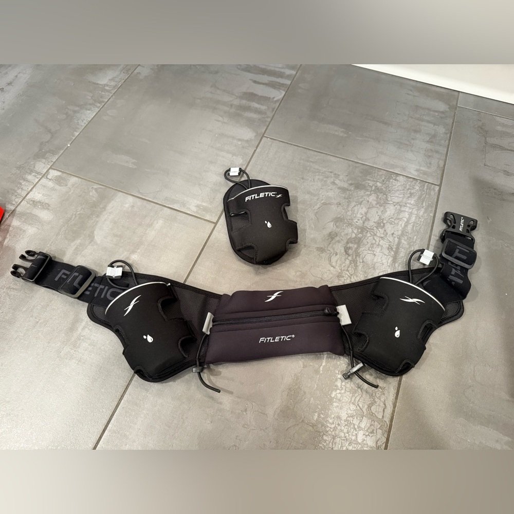 Fitletic HYDRA 16 HYDRATION BELT Running Belt Black
Reflective accents pocket SM